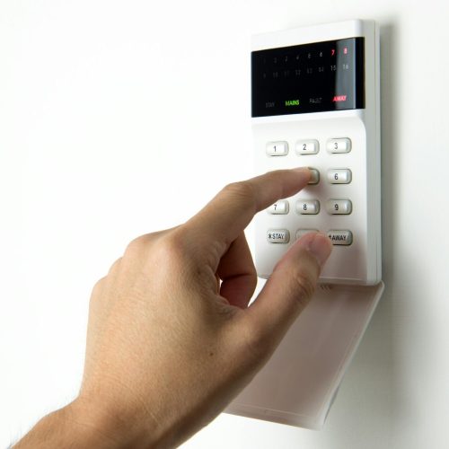 main sur un système d'alarme