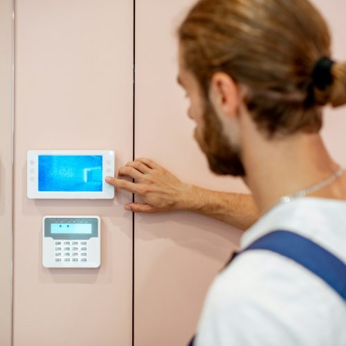 ecran d'alarme sur un mur